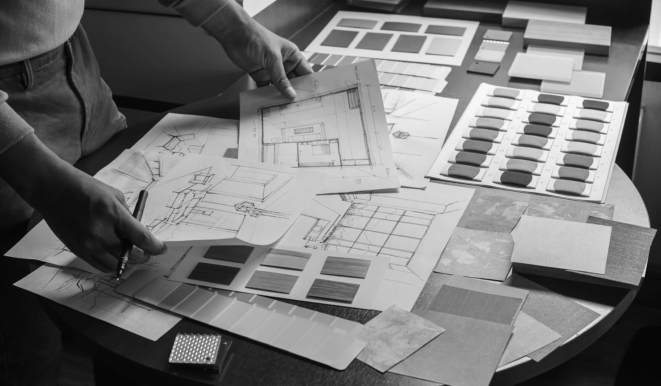 設計資料を確認する様子